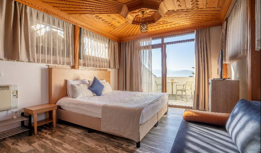 En fazla 2 yetişkin + 1 çocuk + 1 bebek (0-2 yaş) veya 1 yetişkin + 1 çocuk + 1 bebek (0-2 yaş).