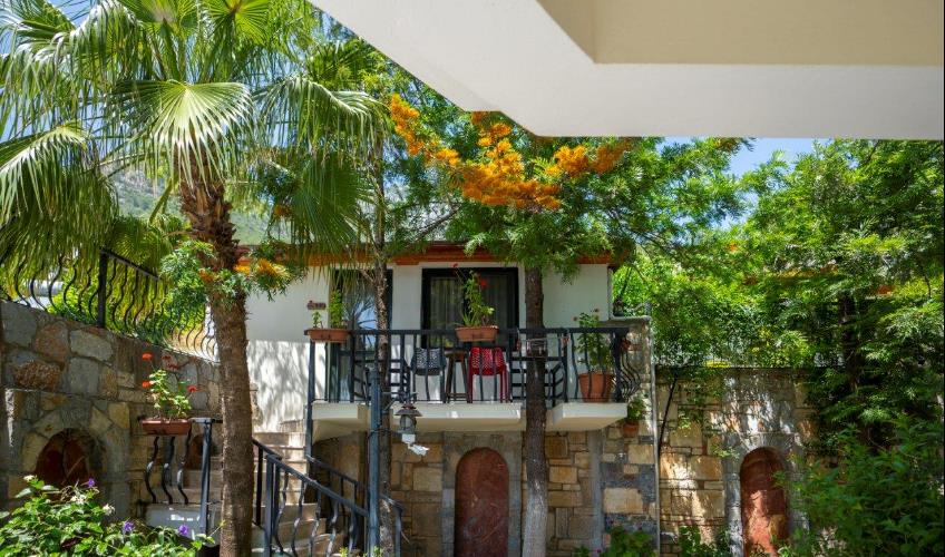 En fazla 2 yetişkin + 1 çocuk + 1 bebek (0-2 yaş) veya 1 yetişkin + 1 çocuk + 1 bebek (0-2 yaş).