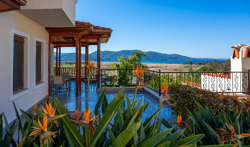 En fazla 3 yetişkin + 1 çocuk + 1 bebek (0-2 yaş) veya 2 yetişkin + 1 çocuk + 1 bebek (0-2 yaş).