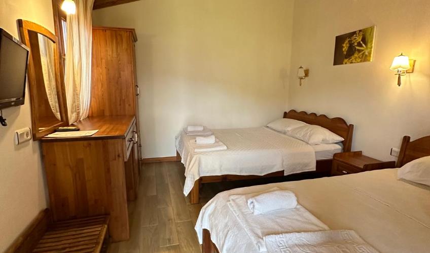 En fazla 3 yetişkin + 1 bebek (0-2 yaş).