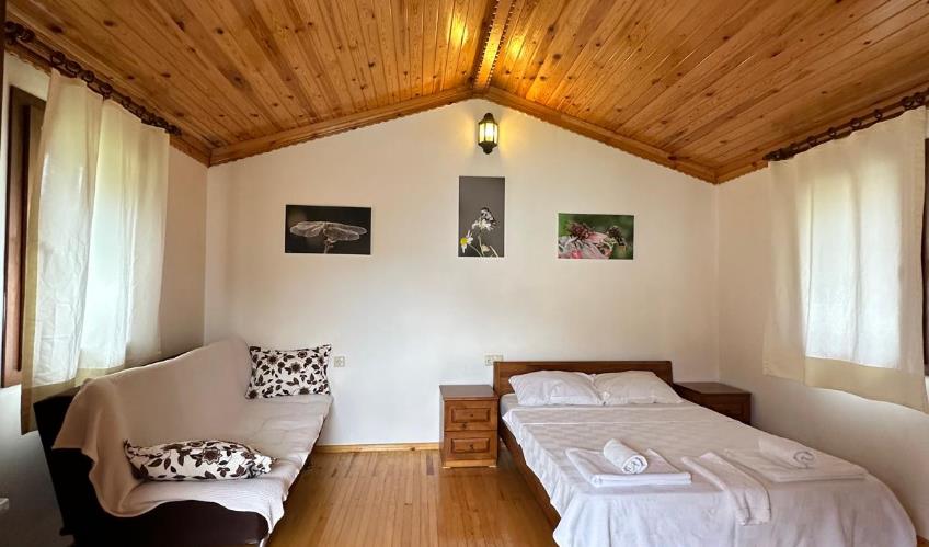 En fazla 2 yetişkin + 1 bebek (0-2 yaş).