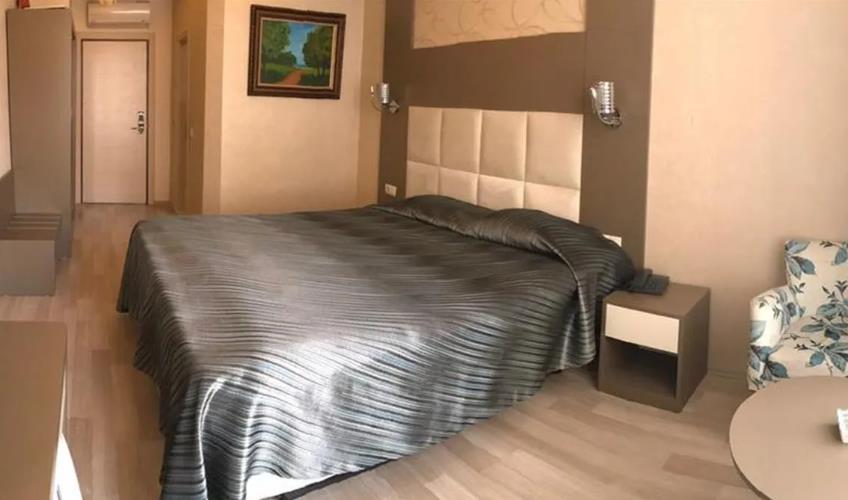 En fazla 1 yetişkin + 1 bebek (0-2 yaş).