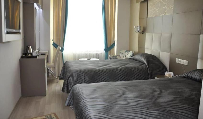 En fazla 3 yetişkin.