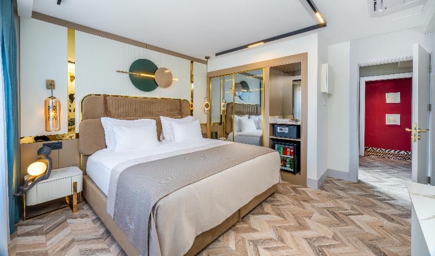 En fazla 2 yetişkin + 1 bebek (0-2 yaş).