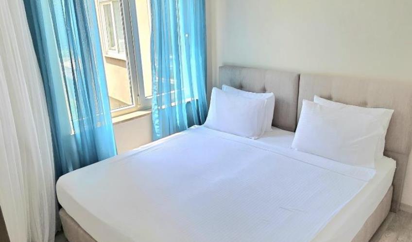 En fazla 3 yetişkin + 1 bebek (0-2 yaş).