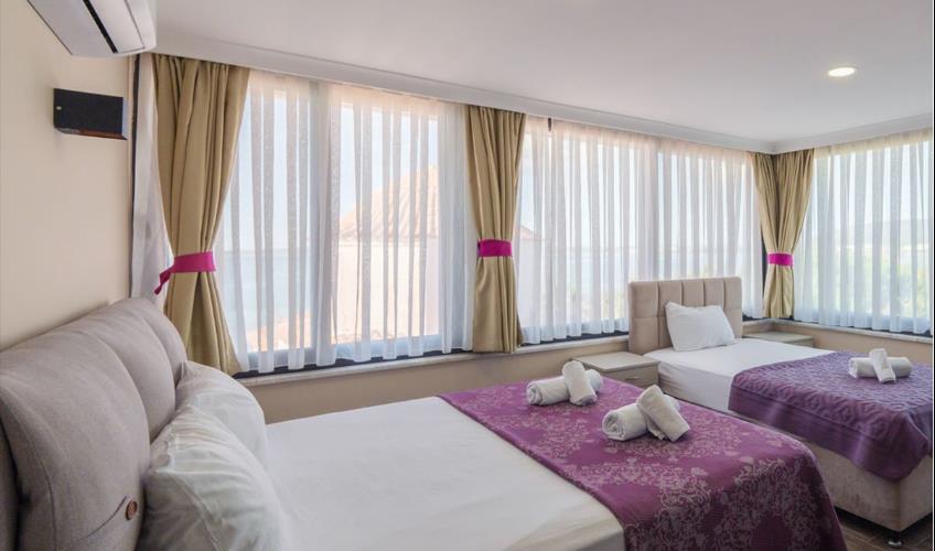 En fazla 3 yetişkin + 1 bebek (0-2 yaş).