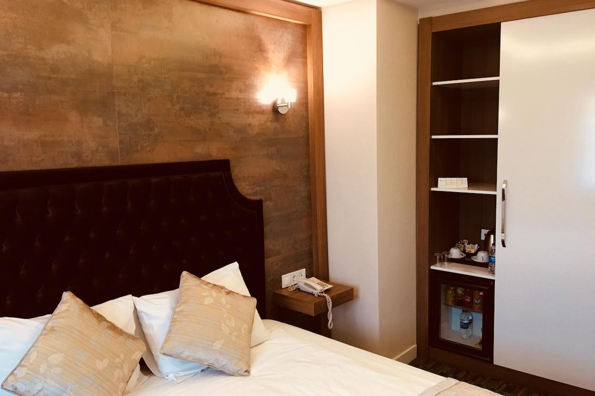 En fazla 1 yetişkin + 1 bebek (0-2 yaş).