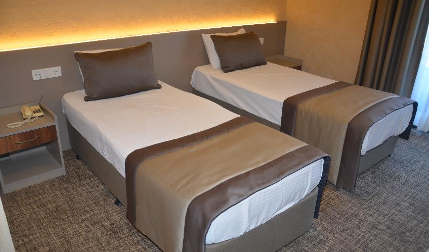 En fazla 2 yetişkin.