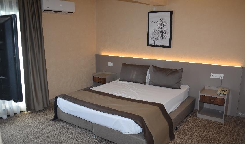 En fazla 2 yetişkin.