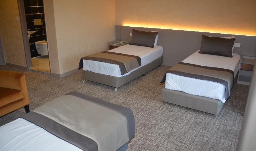 En fazla 3 yetişkin.