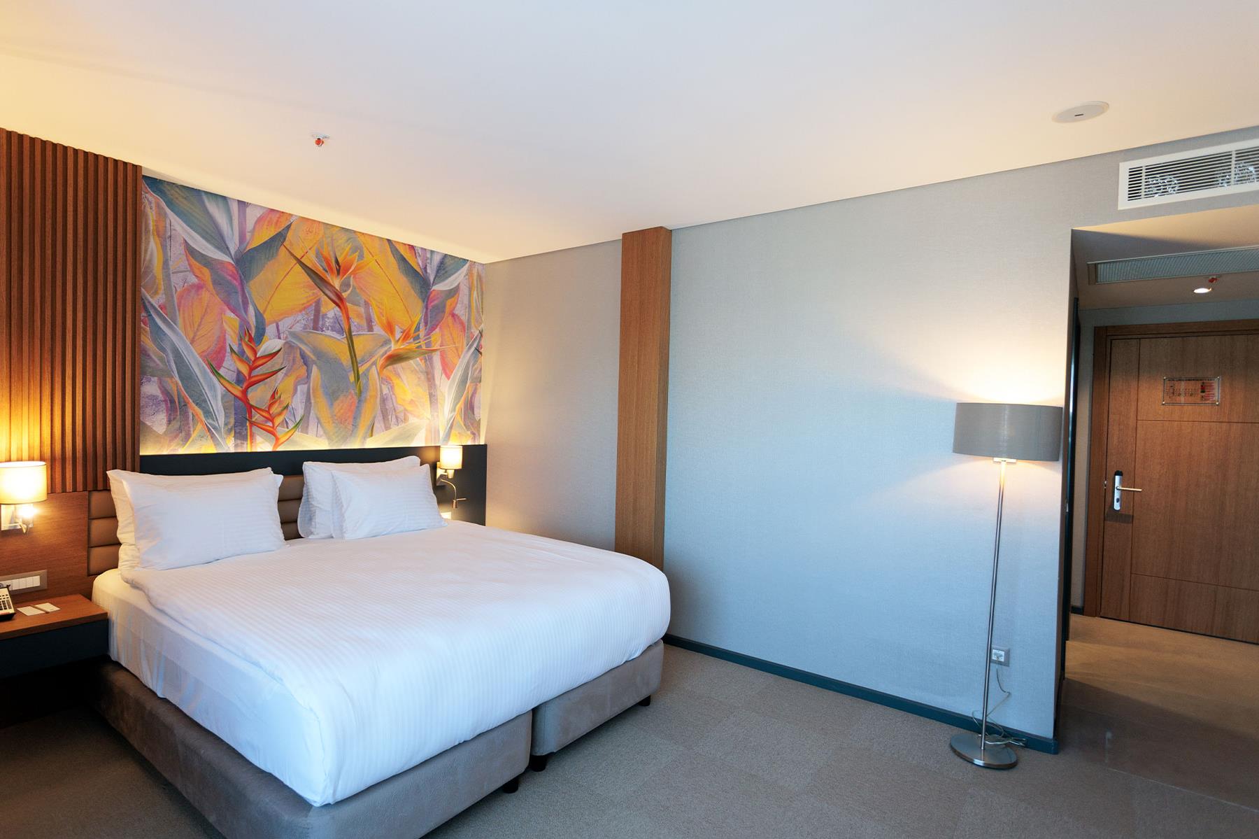 En fazla 3 yetişkin veya 2 yetişkin + 1 çocuk.