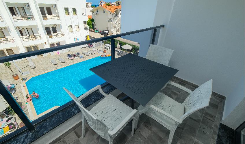 En fazla 3 yetişkin + 1 bebek (0-2 yaş).