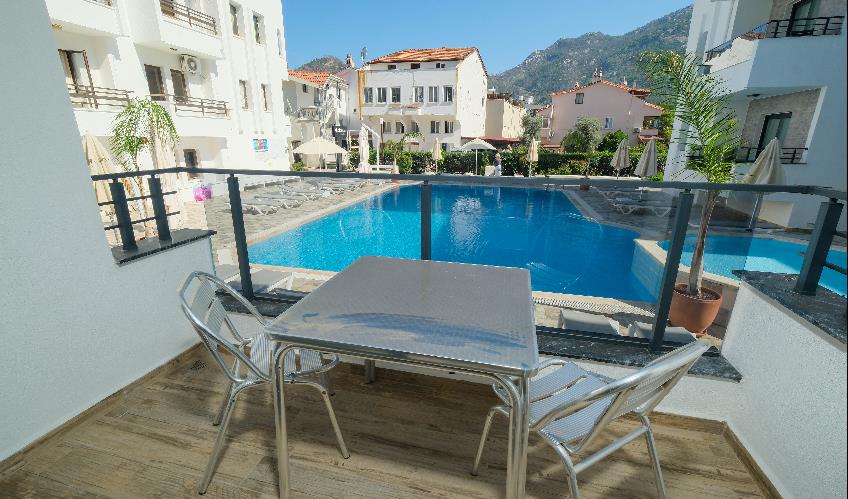 En fazla 3 yetişkin + 1 bebek (0-2 yaş).