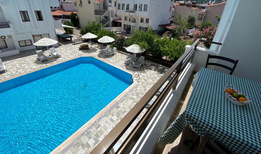 En fazla 4 yetişkin + 1 bebek (0-2 yaş).