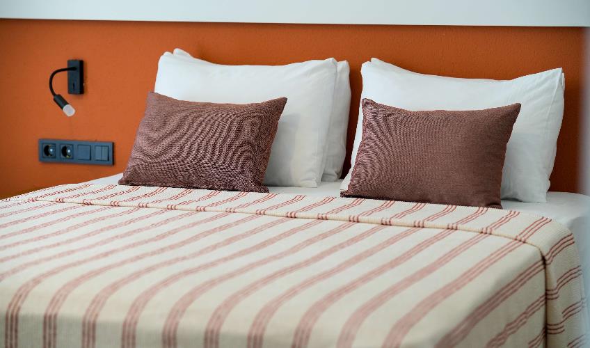 En fazla 3 yetişkin + 1 bebek (0-2 yaş).