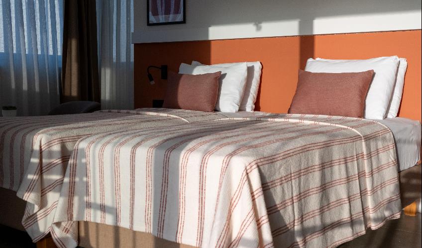 En fazla 4 yetişkin + 1 bebek (0-2 yaş).