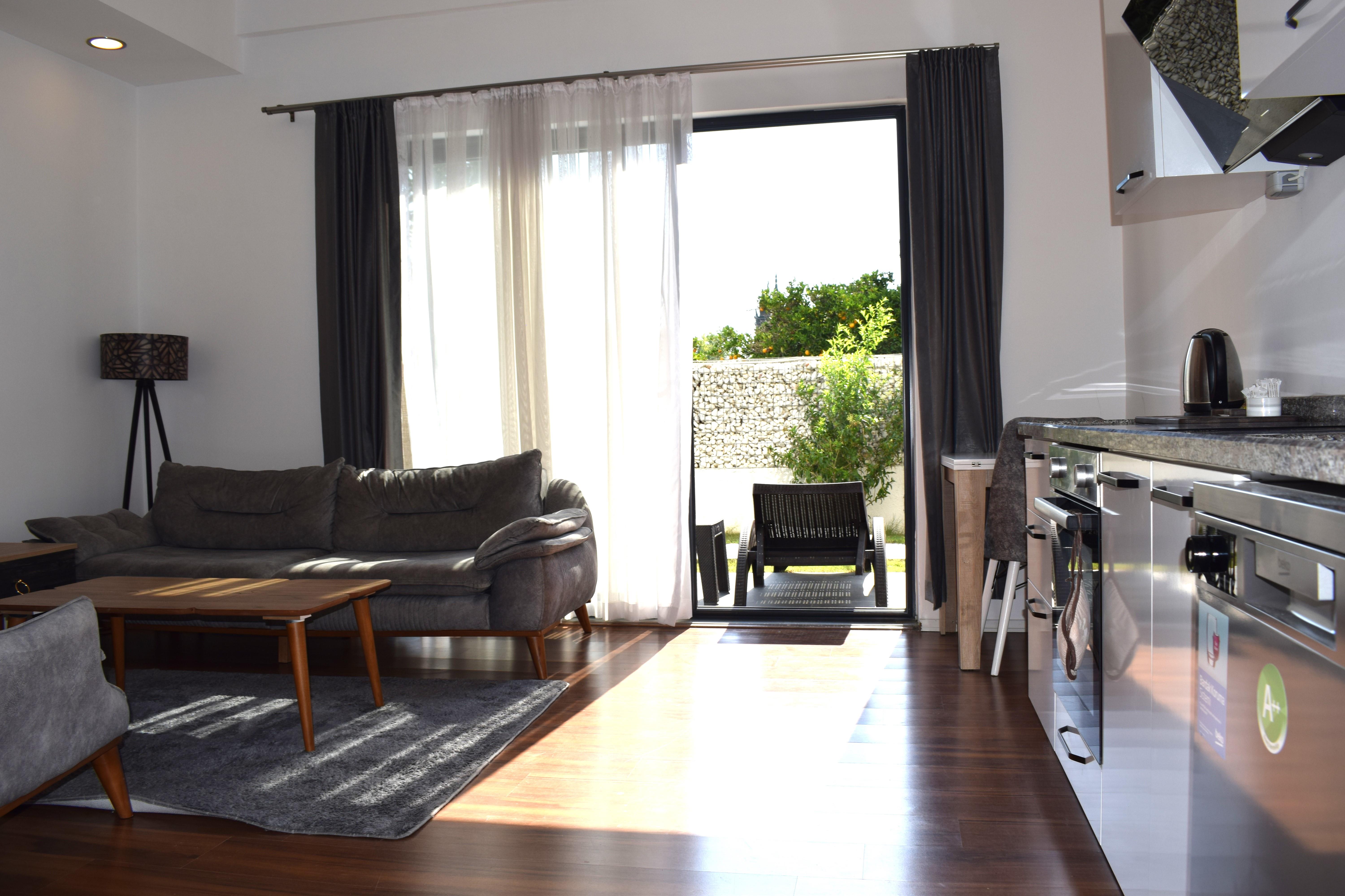 En fazla 3 yetişkin + 1 bebek (0-2 yaş).