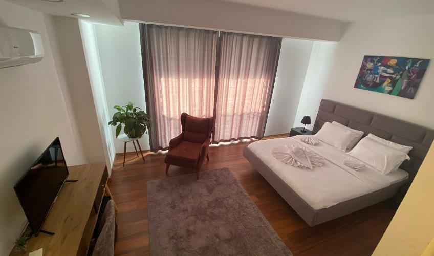 En fazla 2 yetişkin + 1 çocuk + 1 bebek (0-2 yaş) veya 1 yetişkin + 1 çocuk + 1 bebek (0-2 yaş).