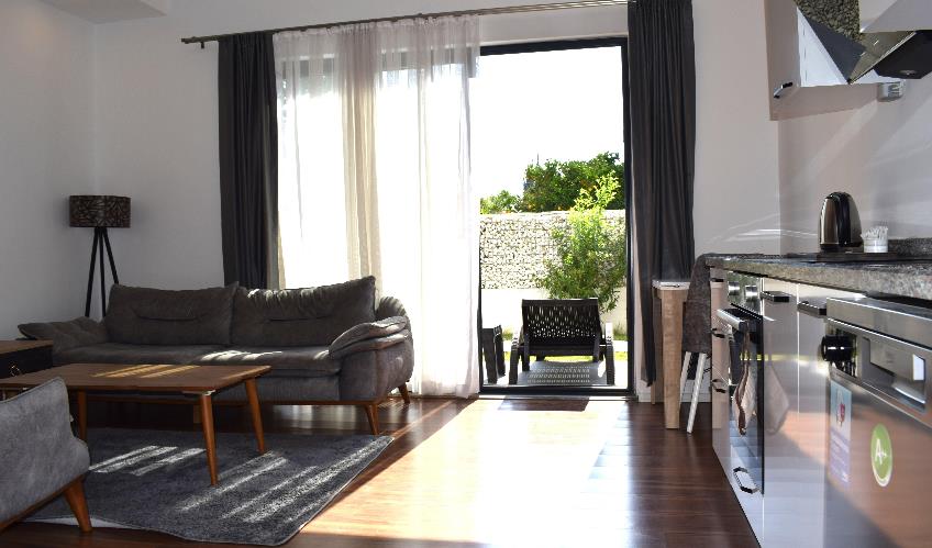 En fazla 3 yetişkin + 1 bebek (0-2 yaş).