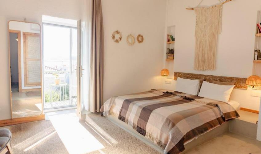 En fazla 4 yetişkin + 1 çocuk veya 3 yetişkin + 1 çocuk.