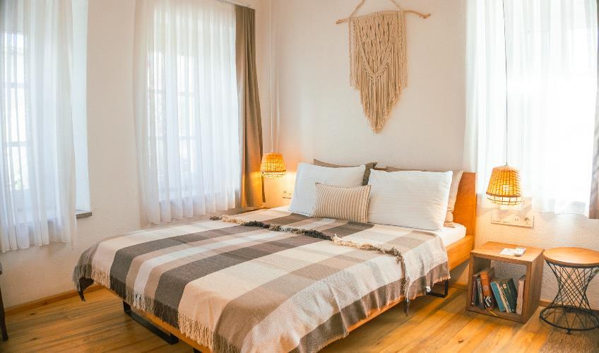 En fazla 2 yetişkin.