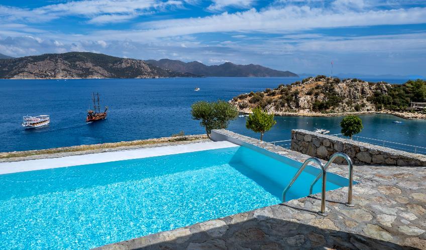 En fazla 3 yetişkin + 1 çocuk + 1 bebek (0-2 yaş) veya 2 yetişkin + 1 çocuk + 1 bebek (0-2 yaş).