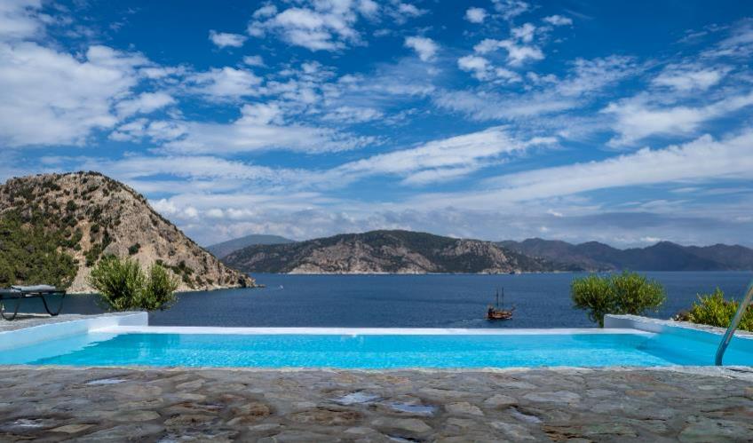 En fazla 3 yetişkin + 1 çocuk + 1 bebek (0-2 yaş) veya 2 yetişkin + 1 çocuk + 1 bebek (0-2 yaş).