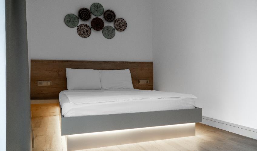 En fazla 2 yetişkin.