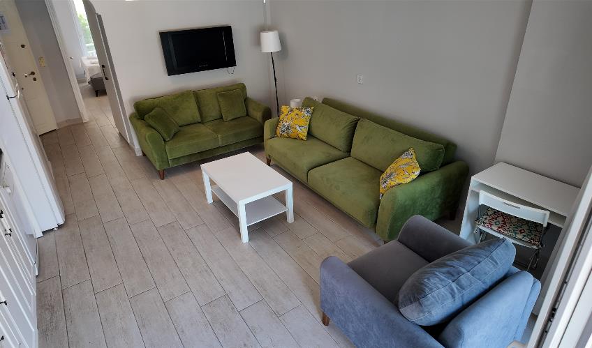 En fazla 2 yetişkin + 1 bebek (0-2 yaş).