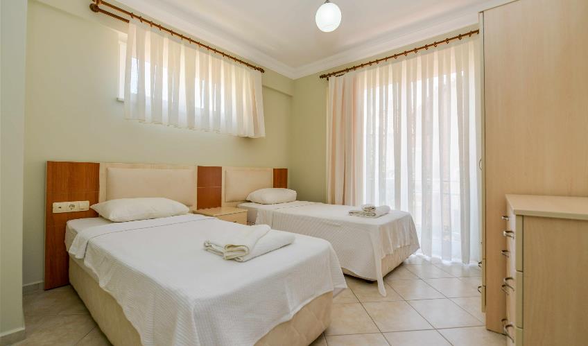 En fazla 4 yetişkin + 1 bebek (0-2 yaş).