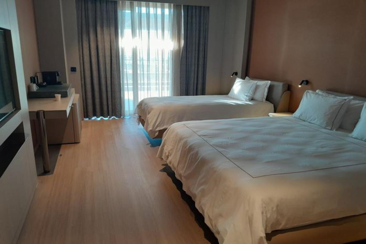 En az 2 yetişkin, En fazla 4 yetişkin veya 3 yetişkin + 1 çocuk.