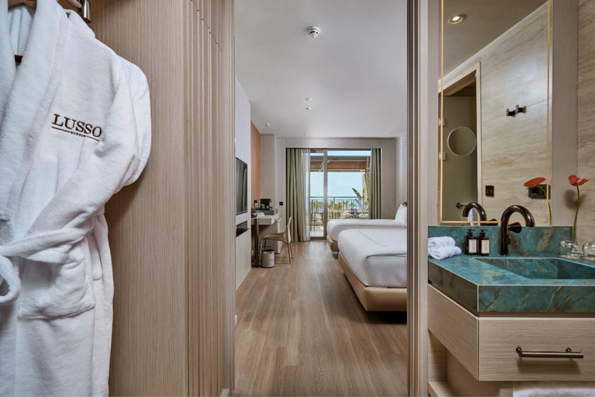 En fazla 3 yetişkin + 1 bebek (0-2 yaş) veya 2 yetişkin + 1 çocuk + 1 bebek (0-2 yaş).