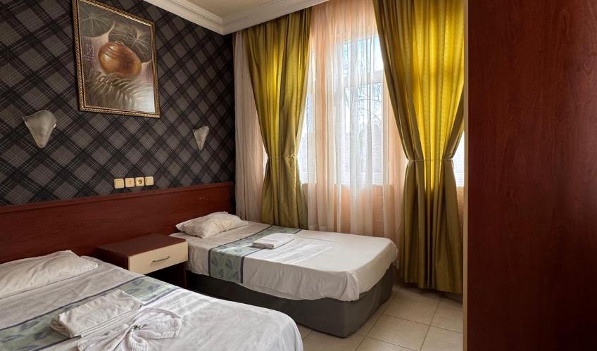 En fazla 3 yetişkin + 1 bebek (0-2 yaş) veya 2 yetişkin + 1 çocuk + 1 bebek (0-2 yaş).