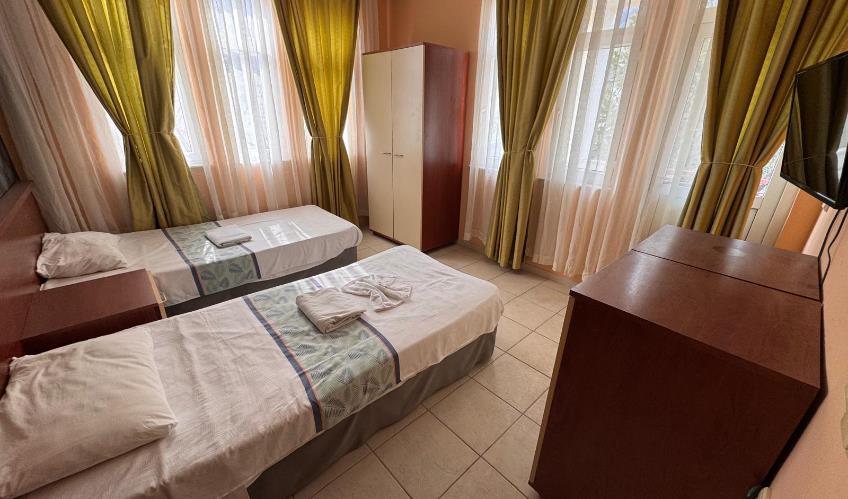 En fazla 4 yetişkin + 1 çocuk + 1 bebek (0-2 yaş) veya 3 yetişkin + 1 çocuk + 1 bebek (0-2 yaş).