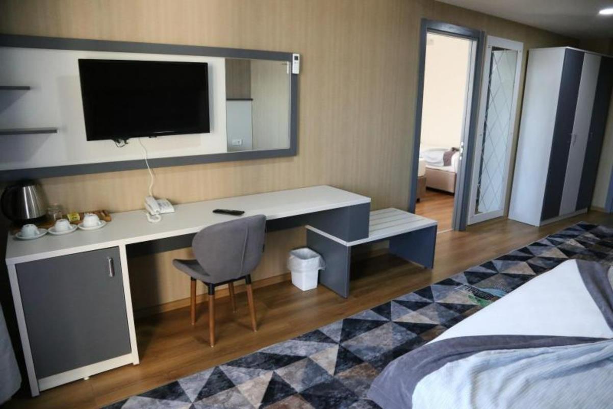 En fazla 3 yetişkin.