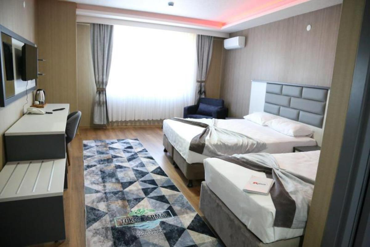 En fazla 3 yetişkin.