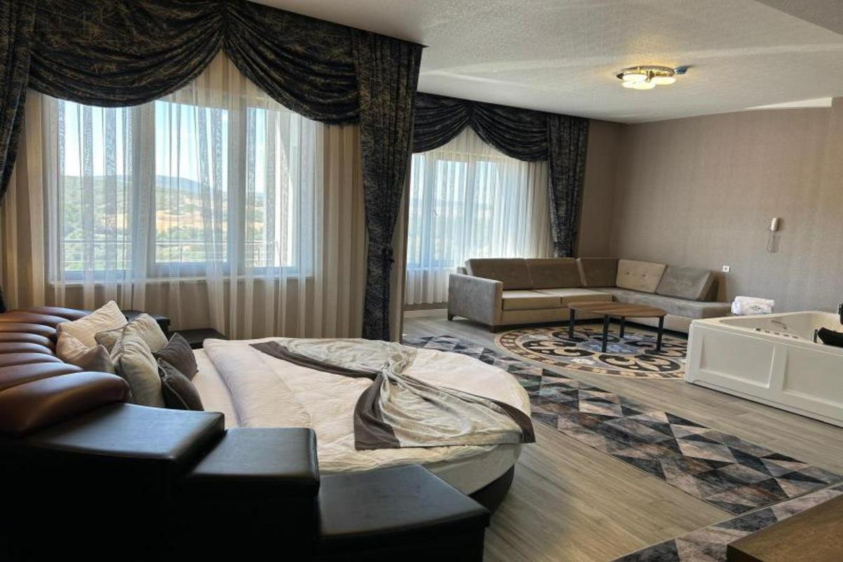 En fazla 3 yetişkin.