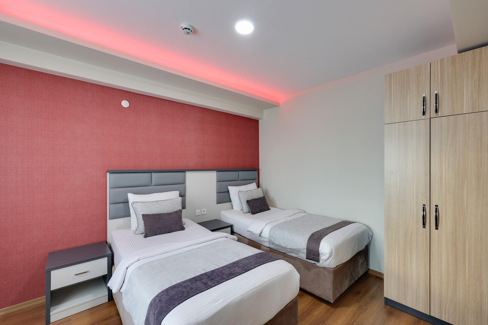 En az 2 yetişkin, En fazla 4 yetişkin + 1 bebek (0-2 yaş).