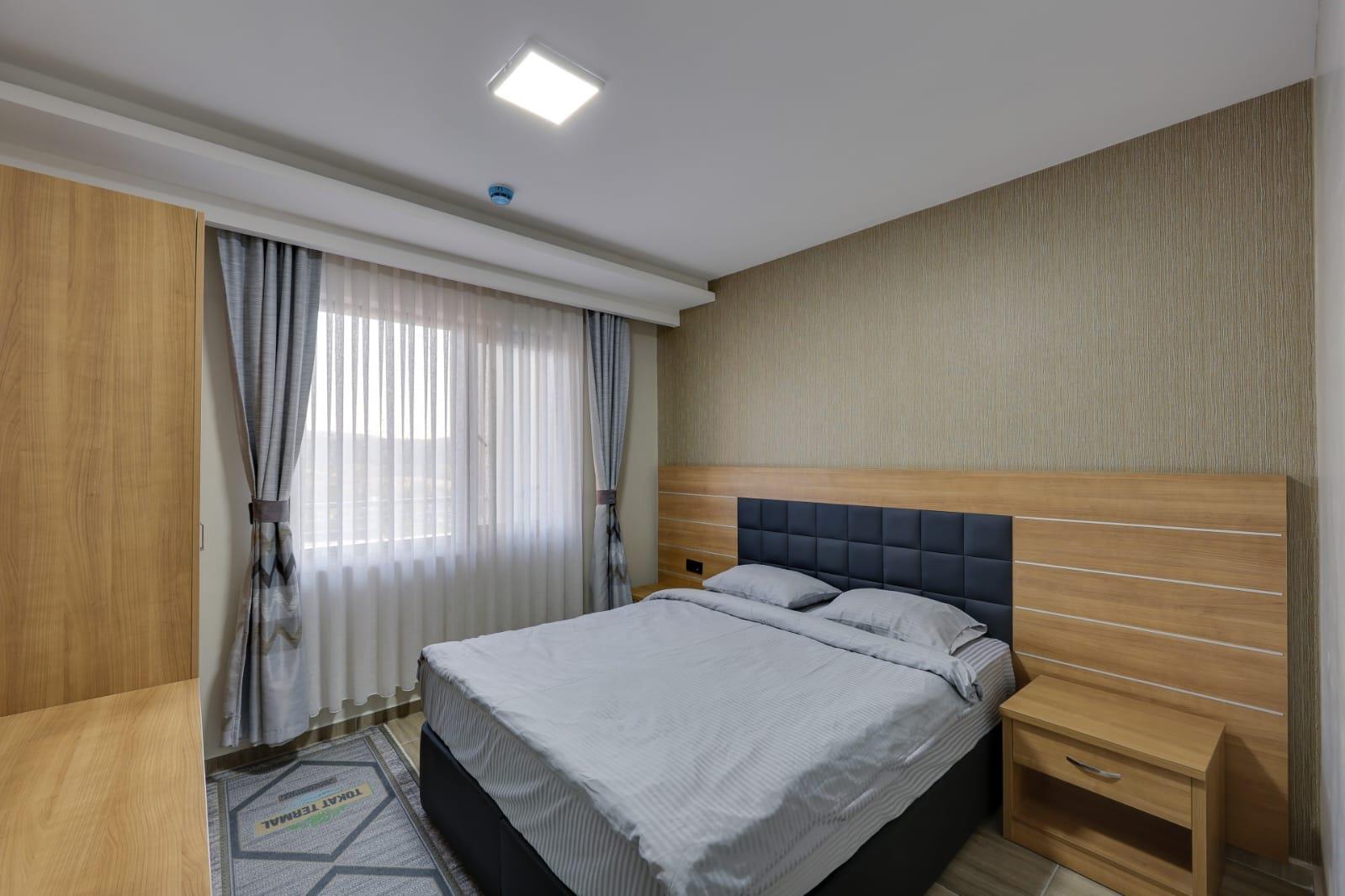 En fazla 4 yetişkin.