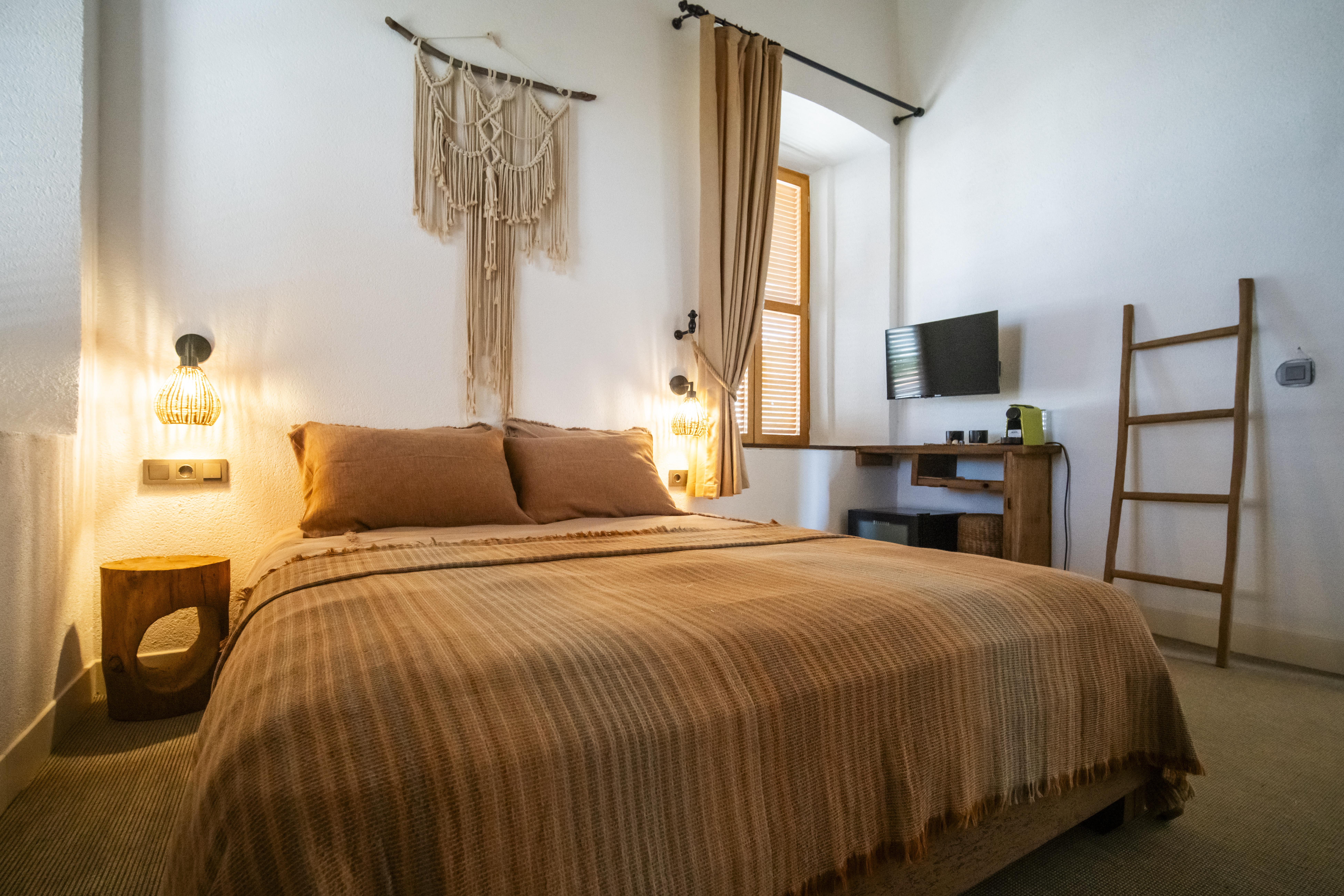 En fazla 3 yetişkin.