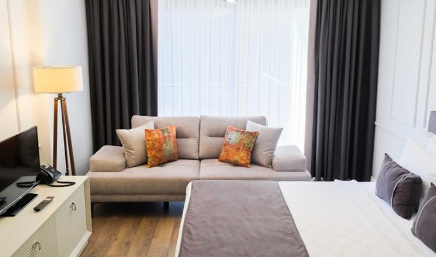 En fazla 2 yetişkin + 1 bebek (0-2 yaş).