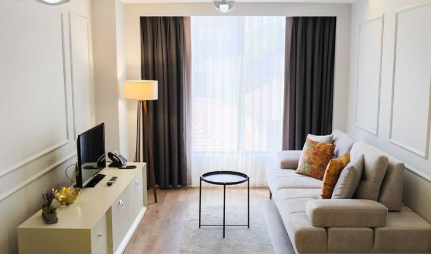 En fazla 3 yetişkin + 1 çocuk + 1 bebek (0-2 yaş) veya 2 yetişkin + 1 çocuk + 1 bebek (0-2 yaş).