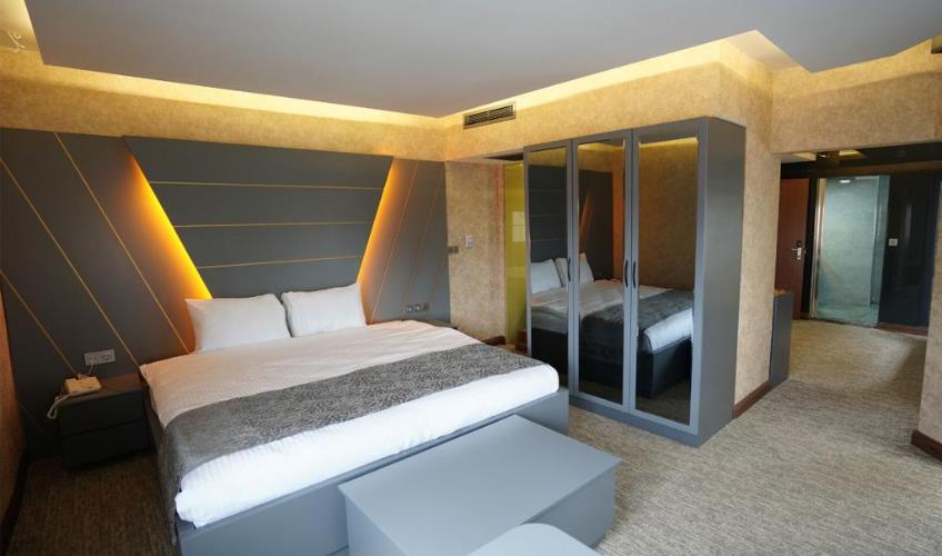 En fazla 2 yetişkin + 1 bebek (0-2 yaş).