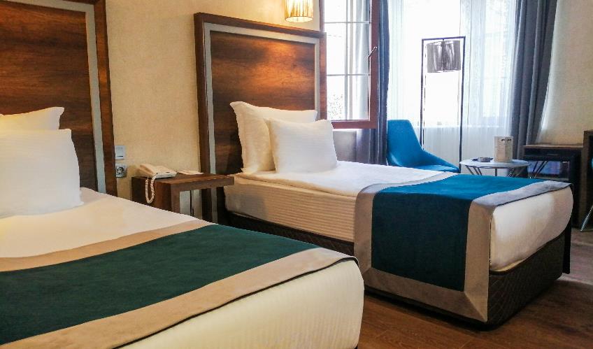 En fazla 2 yetişkin + 1 bebek (0-2 yaş).