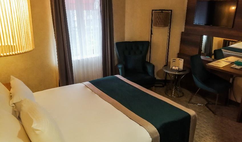 En fazla 2 yetişkin + 1 çocuk + 1 bebek (0-2 yaş) veya 1 yetişkin + 1 çocuk + 1 bebek (0-2 yaş).