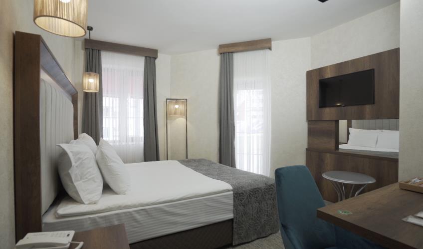 En fazla 2 yetişkin + 1 çocuk + 1 bebek (0-2 yaş) veya 1 yetişkin + 1 çocuk + 1 bebek (0-2 yaş).