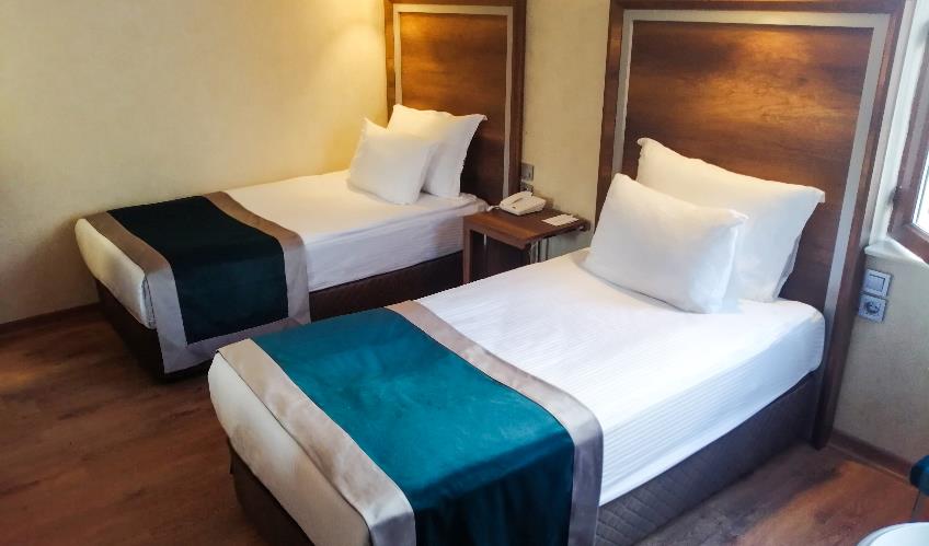 En fazla 3 yetişkin + 1 bebek (0-2 yaş).