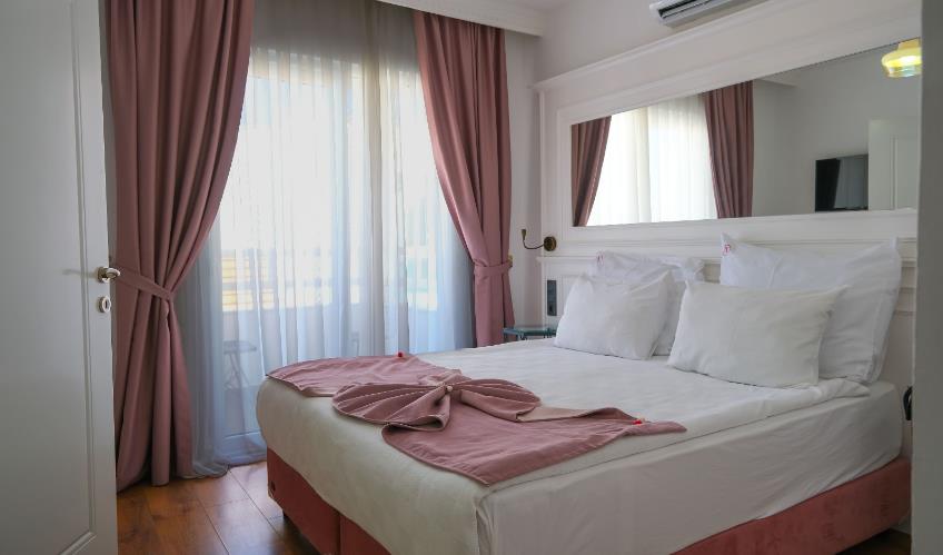 En fazla 3 yetişkin + 1 çocuk + 1 bebek (0-2 yaş) veya 2 yetişkin + 1 çocuk + 1 bebek (0-2 yaş).