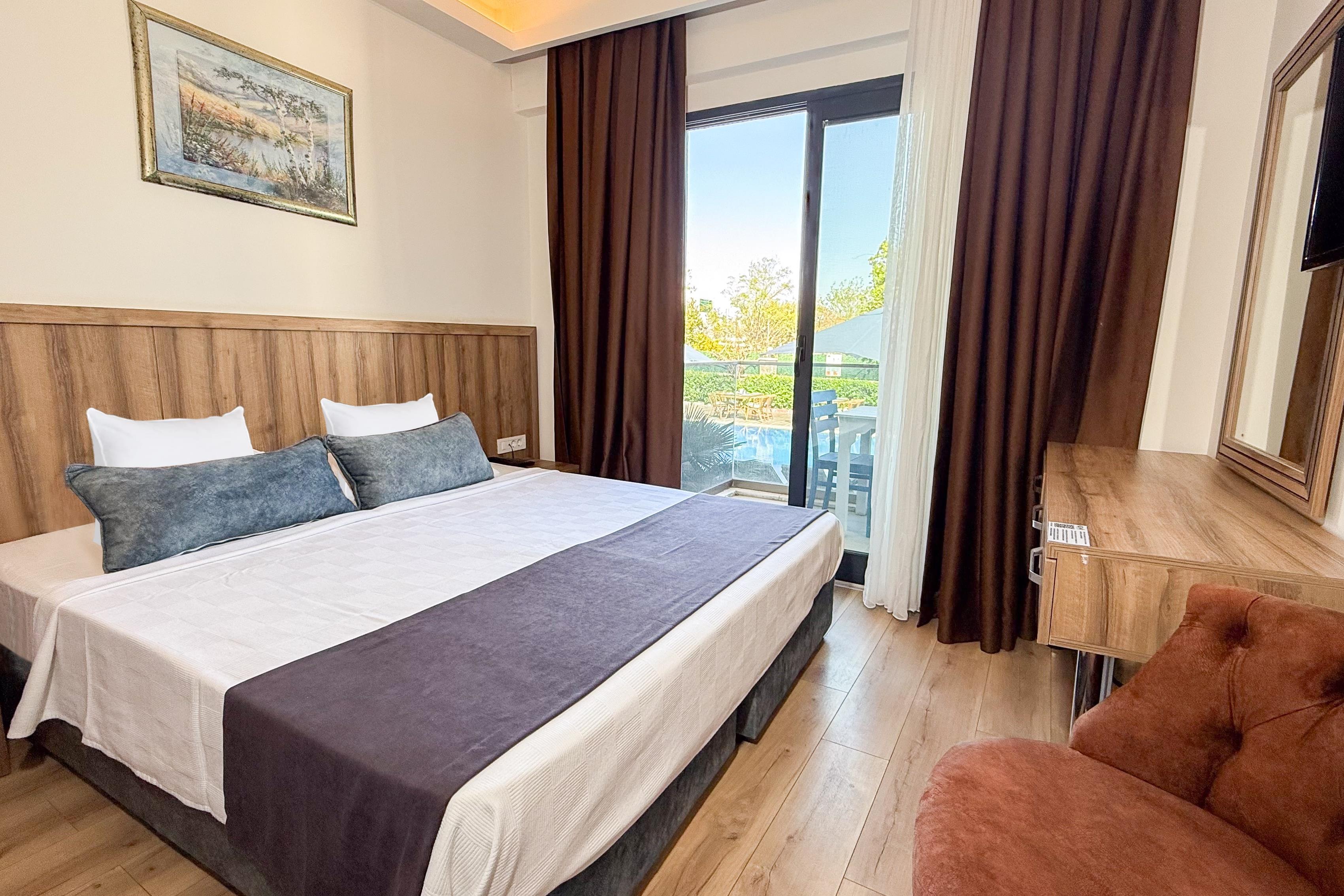 En fazla 2 yetişkin + 1 çocuk + 1 bebek (0-2 yaş) veya 1 yetişkin + 1 çocuk + 1 bebek (0-2 yaş).