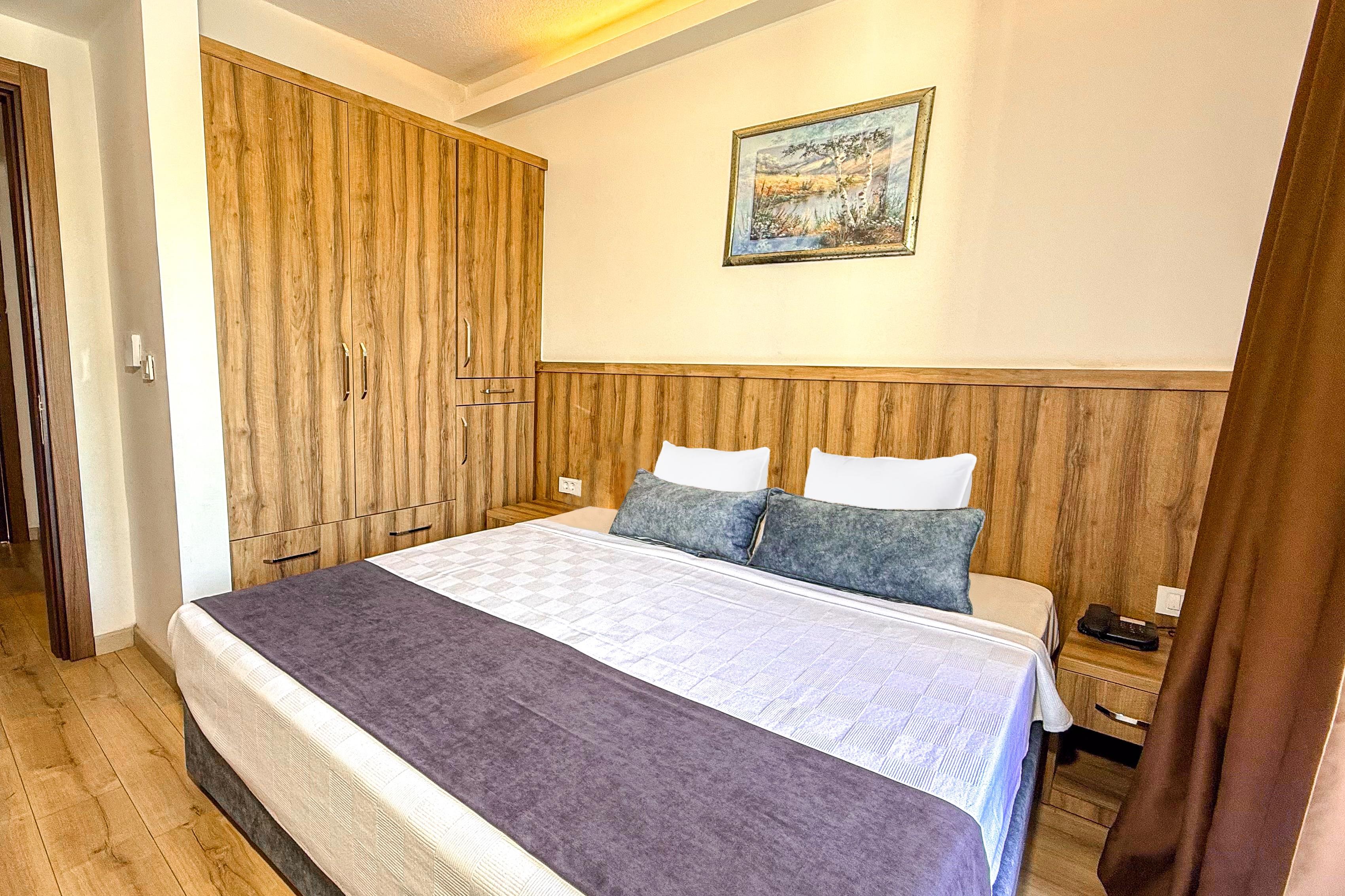 En fazla 4 yetişkin + 1 çocuk + 1 bebek (0-2 yaş) veya 3 yetişkin + 1 çocuk + 1 bebek (0-2 yaş).